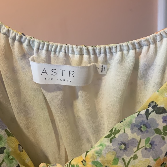 I’m selling Long dress with flowers and slit on the side, very waist snatching - Picture 2 of 4